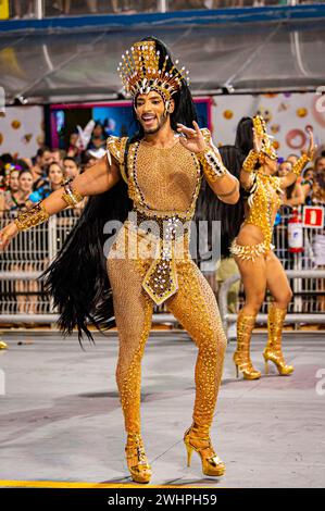 ao Paulo, Brasilien, am 10. Februar 2024. Mocidade Alegre zieht am 10. Februar 2024 im Rahmen der Gruppenparaden der Samba-Schulen in Sao Paulo in Brasilien auf dem Sambodromo do Anhembi vor. (Foto von Thenews2/NurPhoto) Credit: NurPhoto SRL/Alamy Live News Stockfoto