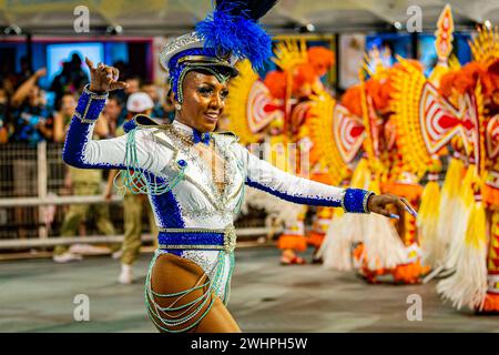 ao Paulo, Brasilien, am 10. Februar 2024. Mocidade Alegre zieht am 10. Februar 2024 im Rahmen der Gruppenparaden der Samba-Schulen in Sao Paulo in Brasilien auf dem Sambodromo do Anhembi vor. (Foto von Thenews2/NurPhoto) Credit: NurPhoto SRL/Alamy Live News Stockfoto