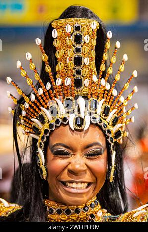 ao Paulo, Brasilien, am 10. Februar 2024. Mocidade Alegre zieht am 10. Februar 2024 im Rahmen der Gruppenparaden der Samba-Schulen in Sao Paulo in Brasilien auf dem Sambodromo do Anhembi vor. (Foto von Thenews2/NurPhoto) Credit: NurPhoto SRL/Alamy Live News Stockfoto