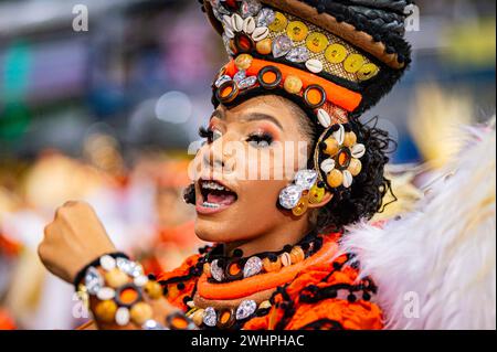 ao Paulo, Brasilien, am 10. Februar 2024. Mocidade Alegre zieht am 10. Februar 2024 im Rahmen der Gruppenparaden der Samba-Schulen in Sao Paulo in Brasilien auf dem Sambodromo do Anhembi vor. (Foto von Thenews2/NurPhoto) Credit: NurPhoto SRL/Alamy Live News Stockfoto