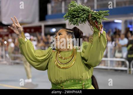 ao Paulo, Brasilien, am 10. Februar 2024. Mitglieder der Samba-Schule Mocidade Alegre ziehen am 10. Februar 2024 im Sambodromo do Anhembi in Sao Paulo, Brasilien, vor. Diese Veranstaltung ist Teil der besonderen Gruppenparaden der Samba-Schulen in Sao Paulo. (Foto von Thenews2/NurPhoto) Credit: NurPhoto SRL/Alamy Live News Stockfoto