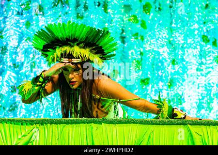 ao Paulo, Brasilien, am 10. Februar 2024. Mocidade Alegre zieht am 10. Februar 2024 im Rahmen der Gruppenparaden der Samba-Schulen in Sao Paulo in Brasilien auf dem Sambodromo do Anhembi vor. (Foto von Thenews2/NurPhoto) Credit: NurPhoto SRL/Alamy Live News Stockfoto