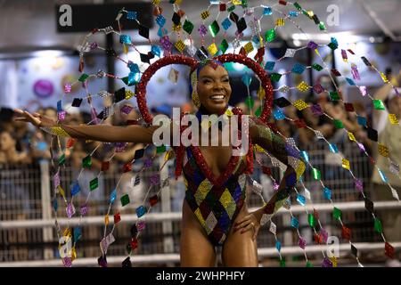 ao Paulo, Brasilien, am 10. Februar 2024. Mitglieder der Samba-Schule Mocidade Alegre ziehen am 10. Februar 2024 im Sambodromo do Anhembi in Sao Paulo, Brasilien, vor. Diese Veranstaltung ist Teil der besonderen Gruppenparaden der Samba-Schulen in Sao Paulo. (Foto von Thenews2/NurPhoto) Credit: NurPhoto SRL/Alamy Live News Stockfoto