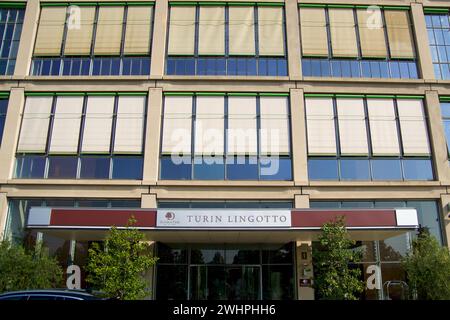 TURIN, ITALIEN - 13. SEP 2019: Eingang eines Hotels in der ehemaligen Fiat-Autofabrik Lingotto in Turin Stockfoto