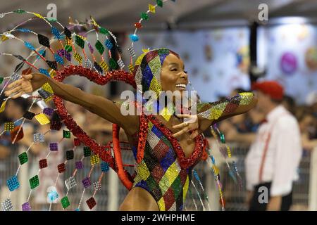 ao Paulo, Brasilien, am 10. Februar 2024. Mitglieder der Samba-Schule Mocidade Alegre ziehen am 10. Februar 2024 im Sambodromo do Anhembi in Sao Paulo, Brasilien, vor. Diese Veranstaltung ist Teil der besonderen Gruppenparaden der Samba-Schulen in Sao Paulo. (Foto von Thenews2/NurPhoto) Credit: NurPhoto SRL/Alamy Live News Stockfoto