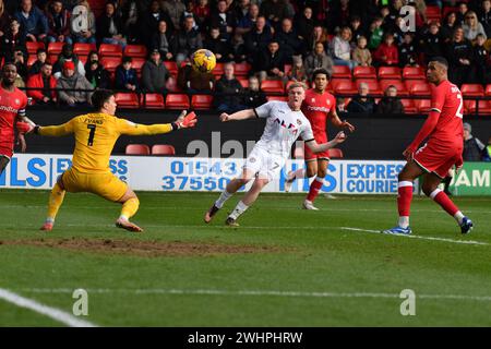 Walsall, Großbritannien. Februar 2024. Will Evans aus Newport County (c) erzielt sein Team das 2. Tor. EFL Skybet Football League Two Match, Walsall gegen Newport County, im Bescot Stadium in Walsall, West Midlands, am Samstag, den 10. Februar 2024. Dieses Bild darf nur für redaktionelle Zwecke verwendet werden. Nur redaktionelle Verwendung, Bild nach Credit: Andrew Orchard Sportfotografie/Alamy Live News Stockfoto