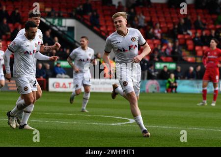 Walsall, Großbritannien. Februar 2024. Will Evans aus Newport County (r) feiert, nachdem er seinem Team das 2. Tor erzielt hat. EFL Skybet Football League Two Match, Walsall gegen Newport County, im Bescot Stadium in Walsall, West Midlands, am Samstag, den 10. Februar 2024. Dieses Bild darf nur für redaktionelle Zwecke verwendet werden. Nur redaktionelle Verwendung, Bild nach Credit: Andrew Orchard Sportfotografie/Alamy Live News Stockfoto