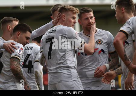 Walsall, Großbritannien. Februar 2024. Will Evans aus Newport County (7) feiert mit seinen Teamkollegen, nachdem er sein Team zum 2. Tor erzielt hat. EFL Skybet Football League Two Match, Walsall gegen Newport County, im Bescot Stadium in Walsall, West Midlands, am Samstag, den 10. Februar 2024. Dieses Bild darf nur für redaktionelle Zwecke verwendet werden. Nur redaktionelle Verwendung, Bild nach Credit: Andrew Orchard Sportfotografie/Alamy Live News Stockfoto