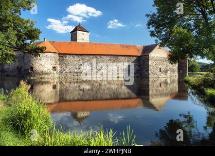 Die Wasserburg Svihov im Lokal vodní hrad Švihov ist ein Überrest einer mittelalterlichen Wasserfestung in Tschechien Stockfoto