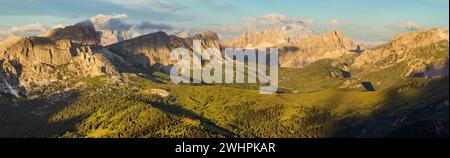 Passo Giau und die Berge Cima Ambrizzola, Croda da Lago, Monte Antelao, abendlicher Blick von den Alpen Dolomiten, Italien Blick vom Col di Lana in der Nähe von Cort Stockfoto