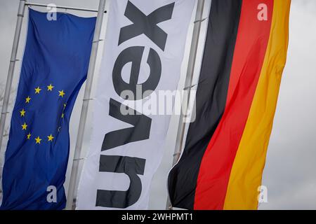 PRODUKTION - 07. Februar 2024, Bayern, Fürth: Am Hauptsitz der uvex-Gruppe fliegt eine Flagge mit dem uvex-Logo. Das Unternehmen ist Hersteller von Schutz- und Sicherheitsprodukten für Arbeit, Sport und Freizeit. Foto: Daniel Karmann/dpa Stockfoto