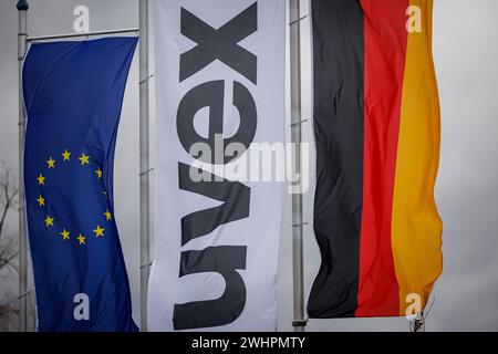 PRODUKTION - 07. Februar 2024, Bayern, Fürth: Am Hauptsitz der uvex-Gruppe fliegt eine Flagge mit dem uvex-Logo. Das Unternehmen ist Hersteller von Schutz- und Sicherheitsprodukten für Arbeit, Sport und Freizeit. Foto: Daniel Karmann/dpa Stockfoto