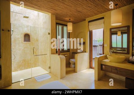 Badezimmer Inneres eines modernen Hauses mit Pool, moderne Pool Villa am Strand Stockfoto