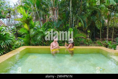 Modernes Haus mit Pool, moderne Poolvilla am Strand, Luxusvilla Stockfoto