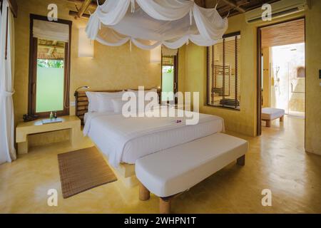 Schlafzimmer Inneres eines modernen Hauses mit Pool, moderne Pool Villa am Strand, Luxusvilla Stockfoto