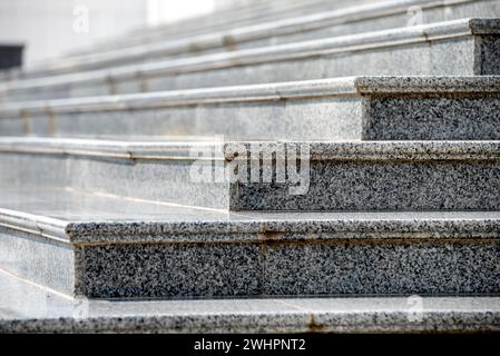 Die Stufen einer leeren Steintreppe aus Granit aus nächster Nähe Stockfoto