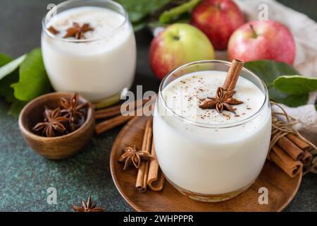 Hintergrund des Stilllebens im Herbst. Gesunde Ernährung: apfel-Smoothie mit Zimt auf dunklem Steinhintergrund. Stockfoto