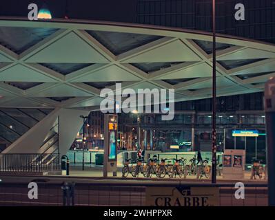 Brüssel, Belgien 5. Februar 2024. Abstrakte Fotografie einer Straßenlandschaft. Starbucks Gebäudefassade. Citybikes und U-Bahn-Station Roger. Stockfoto