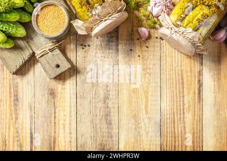 Gesunde hausgemachte fermentierte Lebensmittel. Gesalzene eingelegte Gurken mit Senf, konserviert in Glasgefäßen. Hauswirtschaft, Herbsthar Stockfoto