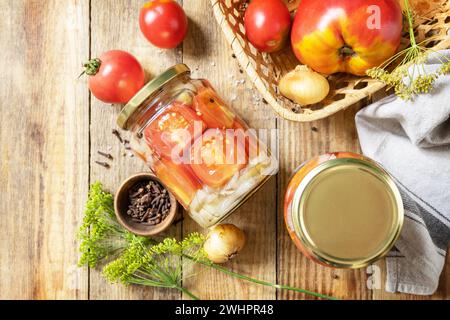 Gesunde hausgemachte fermentierte Lebensmittel. Gesalzene eingelegte Tomaten und Zwiebeln, konserviert in Glasgefäßen. Hauswirtschaft, Herbstharz Stockfoto