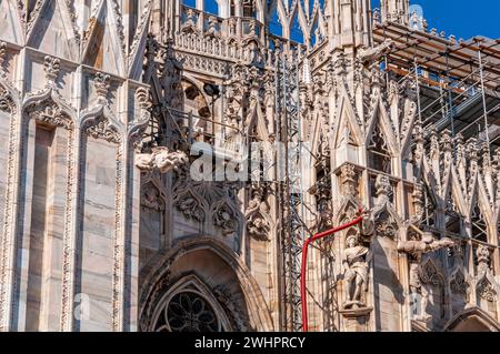 Details zur Wartung der Mailänder Domfassade Stockfoto