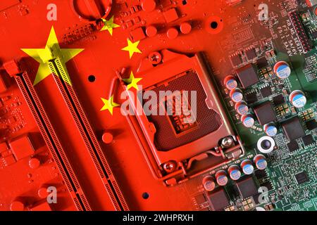 Flagge der Republik China auf einem rot lackierten pc-Mainboard. Konzept der Vorherrschaft in der globalen Mikrochip- und Halbleiterfertigung. Italien Stockfoto