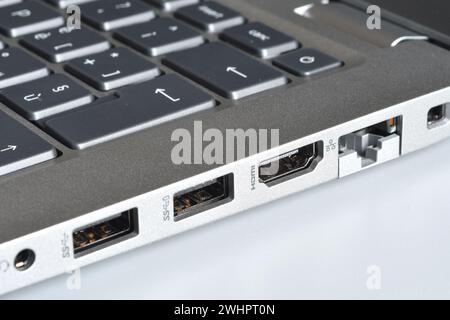 Details zu Kopfhörerbuchsen, usb-Anschlüssen, hdmi- und RJ45-lan-Anschluss an der Seite eines modernen Laptops Stockfoto