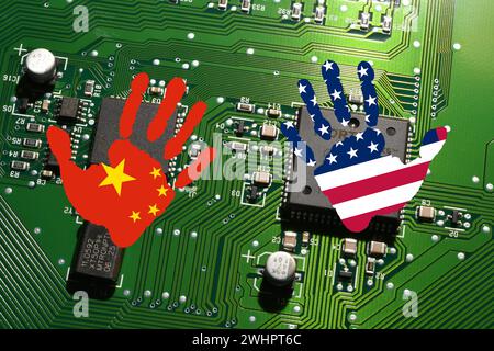 Elektronikplatine mit Prozessor und Mikrochip mit Handabdrücken in den Farben der chinesischen und US-Flagge. Konzept für globalen Kampf und Monopol auf Micr Stockfoto