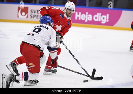 Karlstad, Schweden. Februar 2024. Der tschechische Ondrej Beranek und der Schweizer André Heim während des Eishockeyspiels am Sonntag bei den Beijer Hockeyspielen (Euro Hockey Tour) zwischen der Schweiz und der Tschechischen Republik in der Löfbergs Arena. Karlstad 11. Februar 2024.Foto: Pontus Lundahl/TT/Code 10050 Credit: TT News Agency/Alamy Live News Stockfoto