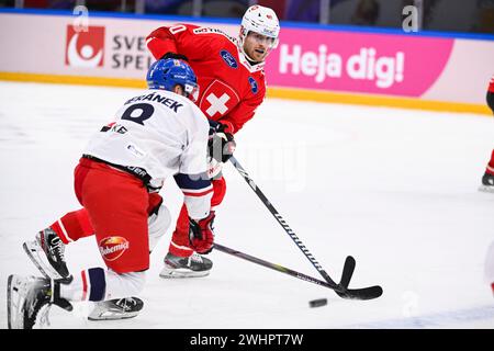 Karlstad, Schweden. Februar 2024. Der tschechische Ondrej Beranek und der Schweizer André Heim während des Eishockeyspiels am Sonntag bei den Beijer Hockeyspielen (Euro Hockey Tour) zwischen der Schweiz und der Tschechischen Republik in der Löfbergs Arena. Karlstad 11. Februar 2024.Foto: Pontus Lundahl/TT/Code 10050 Credit: TT News Agency/Alamy Live News Stockfoto