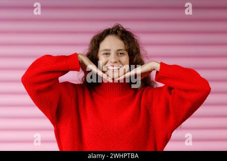 Junge rothaarige Frau, die Gesichts-Yoga-Gesichts-Gymnastik-Selbstmassage und Gesichts-Building-Übung macht. Stockfoto