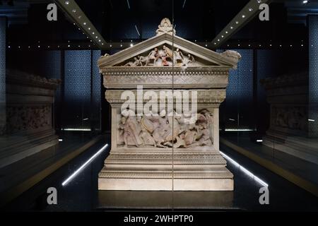 Istanbul, Türkei - 11. Dezember 2023: Alexander Sarkophag im Archäologischen Museum Istanbul. Das Museum wurde 1891 als Osmanisches Kaiserliches Museum erbaut Stockfoto