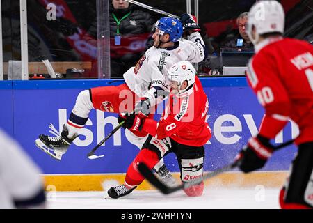 Karlstad, Schweden. Februar 2024. Der tschechische Ondrej Beranek und der Schweizer Marc Marchon während der Eishockeyspiele Beijer (Euro Hockey Tour) am Sonntag zwischen der Schweiz und der Tschechischen Republik in der Löfbergs Arena. Karlstad 11. Februar 2024.Foto: Pontus Lundahl/TT/Code 10050 Credit: TT News Agency/Alamy Live News Stockfoto