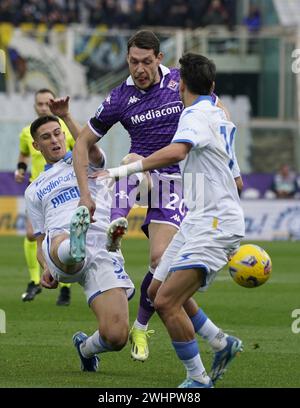 Florenz, Italien. Februar 2024. Foto Marco Bucco/LaPresse 11. Februar 2024 - Firenze, Italia Sport, Calcio Fiorentina vs Frosinone - Campionato italiano di calcio Serie A TIM 2023/2024 - Stadio Artemio Franchi. Foto: Andrea Belotti kontrastato da Ilario Monterisi Foto Marco Bucco/LaPresse 11. Februar 2023 - Florenz, Italien Sport, Fußball Fiorentina vs Frosinone - italienische Fußballmeisterschaft der Serie A 2023/2024 - Artemio Franchi Stadium. Auf dem Foto: Andrea Belotti fordert Ilario Monterisi Credit: LaPresse/Alamy Live News Stockfoto