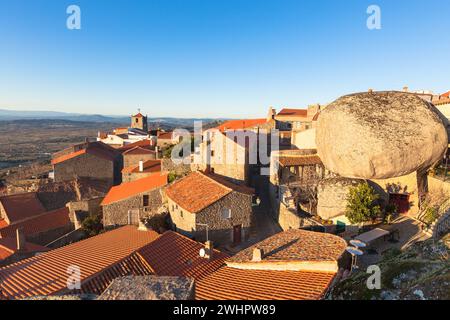 Kleine Stadt Monsanto in den portugiesischen Bergen Stockfoto