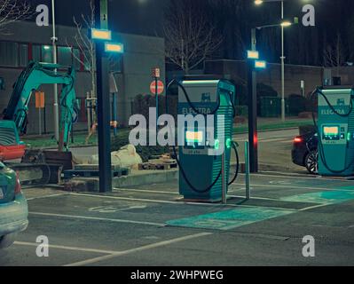 Brüssel, Belgien 6. Februar 2024. Straßenfotografie. Nachtstadt. Ladestation Electra für Autos in der Nähe des Basilix Einkaufszentrums. Stockfoto