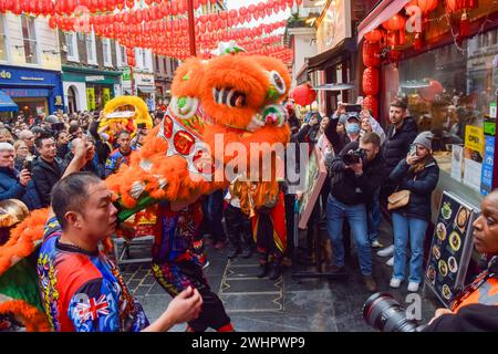 10. Februar 2024, London, England, Großbritannien: Löwentänzer bringen viel Glück in Restaurants und Geschäften in Chinatown von Londonâ zum chinesischen Neujahr. Dieses Jahr ist das Jahr des Drachen. (Kreditbild: © Vuk Valcic/ZUMA Press Wire) NUR REDAKTIONELLE VERWENDUNG! Nicht für kommerzielle ZWECKE! Stockfoto