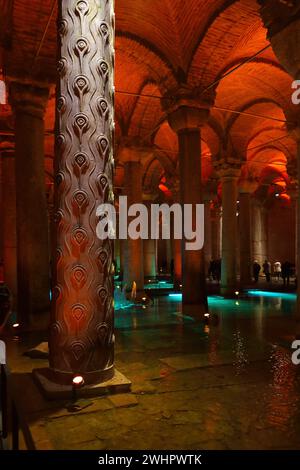 Istanbul, Türkei - 8. Dezember 2023: Einzigartige Säule mit Pfauauenaugen in der Zisterne der Basilika in der restaurierten Zisterne der Basilika oder Yerebatan Sarayi. Selektiv Stockfoto