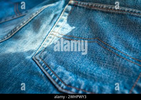 Ansicht der Gesäßtasche der blauen Jeanshosen, Stoffhintergrund Stockfoto