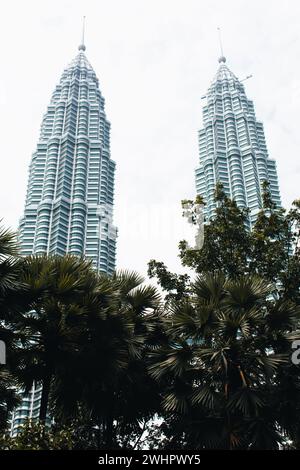 Berühmtes modernes Gebäude der Petronas Twin Towers in Kuala Lumpur, Malaysia Stockfoto