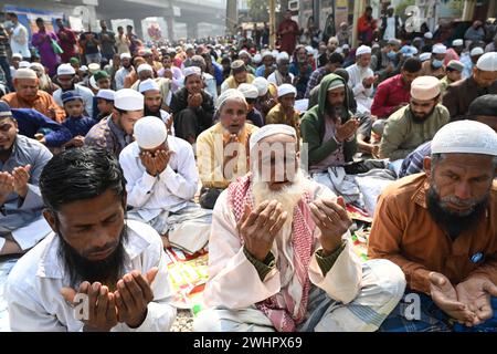 Dhaka, Bangladesch. Februar 2024. Muslimische Gläubige nehmen am 11. Februar an Akheri Munajat, dem letzten Gebet der zweiten Phase, in der Biswa Ijtema oder der World Muslim Congregation in Tongi bei Dhaka, Bangladesch, Teil. 2024. Muslime schlossen sich am Ufer eines Flusses in Bangladesch zum Gebet an, als die zweitgrößte jährliche islamische Gemeinde der Welt endete. Quelle: Mamunur Rashid/Alamy Live News Stockfoto