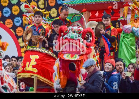 London, Großbritannien. Februar 2024. Percussionisten treten während der chinesischen Neujahrsparade in der Shaftesbury Avenue auf, um das Jahr des Drachen zu feiern. Quelle: Vuk Valcic/Alamy Live News Stockfoto