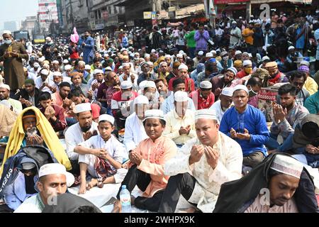 Dhaka, Bangladesch. Februar 2024. Muslimische Gläubige nehmen am 11. Februar an Akheri Munajat, dem letzten Gebet der zweiten Phase, in der Biswa Ijtema oder der World Muslim Congregation in Tongi bei Dhaka, Bangladesch, Teil. 2024. Muslime schlossen sich am Ufer eines Flusses in Bangladesch zum Gebet an, als die zweitgrößte jährliche islamische Gemeinde der Welt endete. Quelle: Mamunur Rashid/Alamy Live News Stockfoto