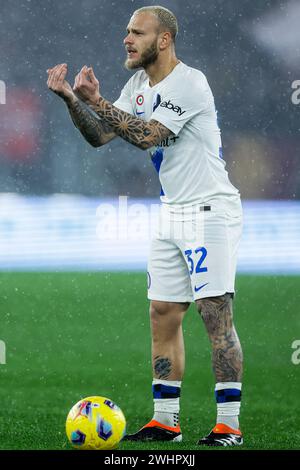 Der italienische Inter-Verteidiger Federico Dimarco gestikulierte am 10. Februar 2024 während des Fußballspiels der Serie A zwischen AS Roma und Inter im Olimpico-Stadion in Rom. Stockfoto