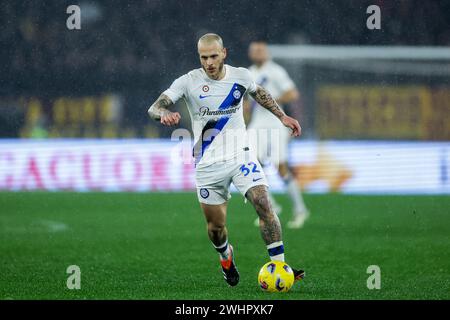 Der italienische Inter-Verteidiger Federico Dimarco kontrolliert den Ball während des Fußballspiels der Serie A zwischen AS Roma und Inter am 10. Februar 2024 im Olimpico-Stadion in Rom. Stockfoto