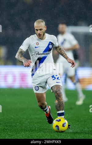 Der italienische Inter-Verteidiger Federico Dimarco kontrolliert den Ball während des Fußballspiels der Serie A zwischen AS Roma und Inter am 10. Februar 2024 im Olimpico-Stadion in Rom. Stockfoto