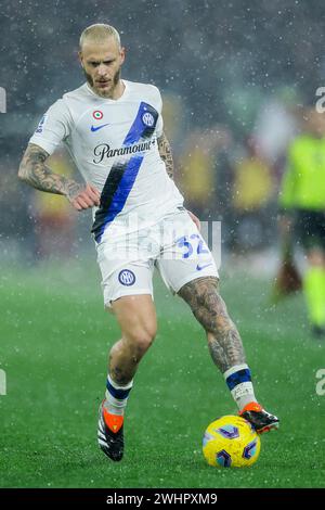 Der italienische Inter-Verteidiger Federico Dimarco kontrolliert den Ball während des Fußballspiels der Serie A zwischen AS Roma und Inter am 10. Februar 2024 im Olimpico-Stadion in Rom. Stockfoto