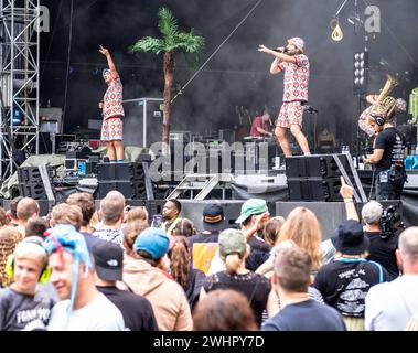 Rothenburg ob der Tauber Taubertal-Festival 2023. Dicht&Ergreifend ist eine von LEF Dutti bürgerlich Fabian Frischmann und George Urkwell bürgerlich Michael Huber gegründete deutsche Hip-Hop-Band. Taubertal-Festival 2023 - ÜbersichtTaubertal-Festival 2023. Dicht&Ergreifend ist eine von LEF Dutti bürgerlich Fabian Frischmann und George Urkwell bürgerlich Michael Huber gegründete deutsche Hip-Hop-Band, deren Texte in bairischer Mundart verfasst sind. 2023 erhielt das Duo den Kulturpreis Bayern, den die Band aber ablehnte. In einer Stellungnahme kündigte dicht&Ergreifend an, den Wert des Preisgel Stockfoto