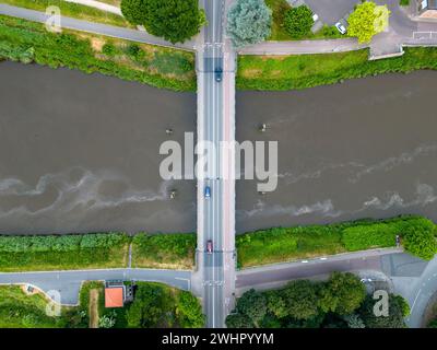 River Bridge Traffic: Pendler unterwegs Stockfoto