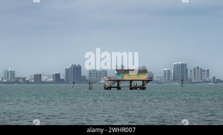 Bay Chateau House, nebelige Skyline von Miami, Stiltsville, Biscayne Bay, Biscayne National Park, Florida Stockfoto